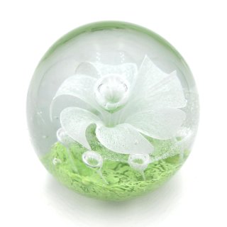 Glaskugel Briefbeschwerer Traumkugel Handarbeit ca. 9 cm Ø Glas Kugel mit Blume in Grün-Weiß